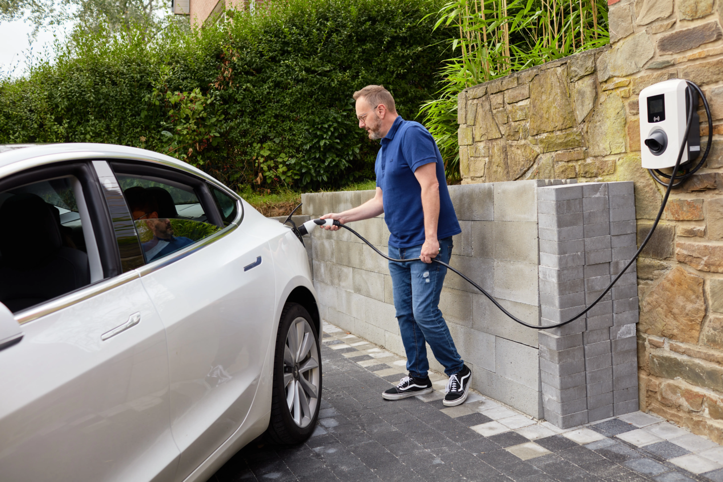 installation-borne-de-recharge-photovoltaique